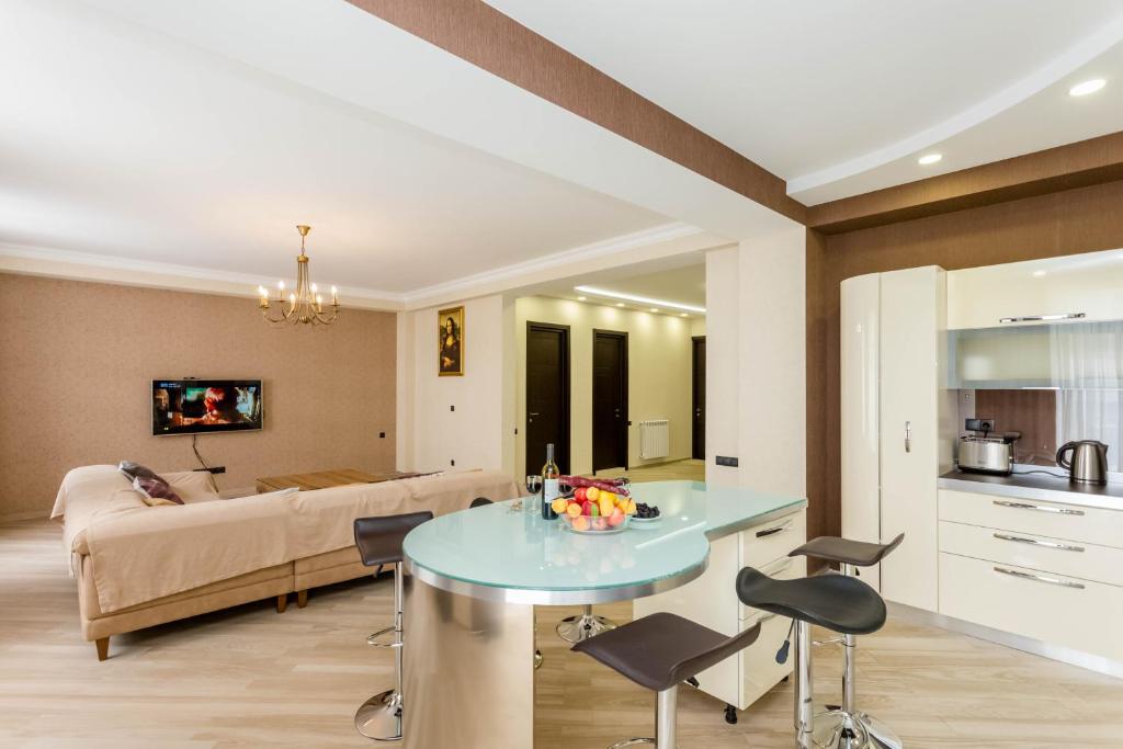 Luxury City Center Apartment room 3